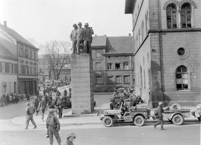U.S. Army soldiers guard German prisoners in the public square at Kaiserslautern